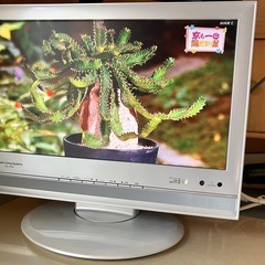 Hitachi Living Systems 16L- X700 TV