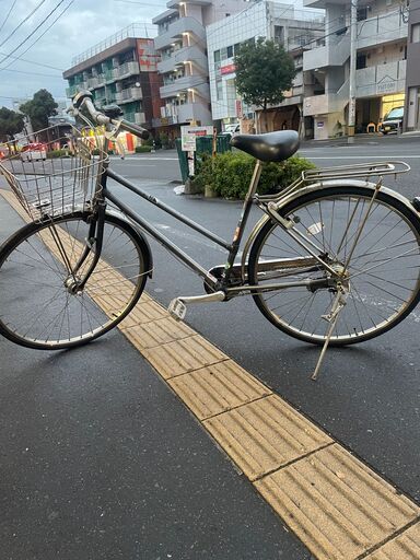 リサイクルショップどりーむ荒田店 No17 自転車　シティサイクル　２７インチ　ブリヂストン製　ギア内装三段切り替え　カゴ付き　リアキャリア付き　王道のシルバー　状態良好♪