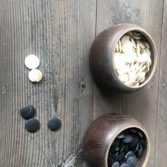 足つき碁盤と碁石
の画像