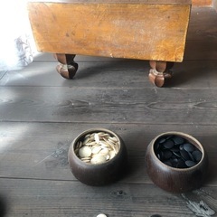足つき碁盤と碁石
の画像