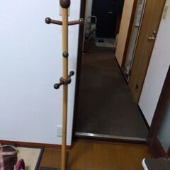 子供のカバンや帽子衣類などを掛ける物です。