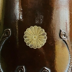 信楽焼 菊紋入り 花瓶の画像