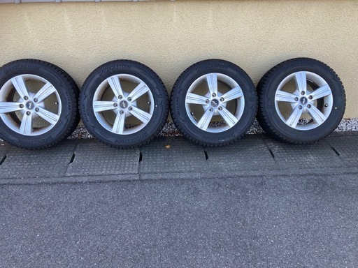 215/60✖️16インチ。ブリヂストンブリザック