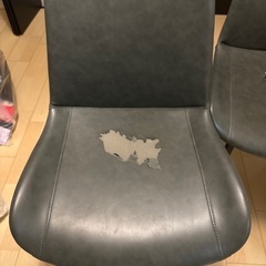 グレーの椅子4脚です。