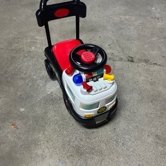 乗用玩具　パトカー　足蹴り車　手押し車　はたらく車
