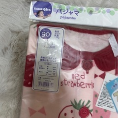 新品　未開封　女の子　イチゴ柄　90　長袖パジャマ　安心な腹巻き付きの画像