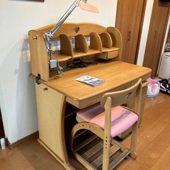 12月14.15受け渡しで30000円‼️にお値下げします‼️
カリモク　学習デスクの画像