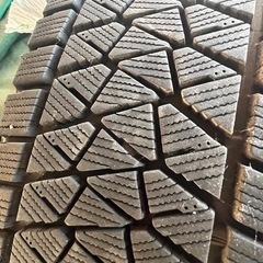 BLIZZAK DM-V2 215/70R16 スタッドレスタイヤの画像