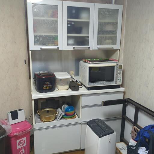 \n来週に転居のため不要になるのでどなたか使って頂ける方大歓迎です。\r\n\r\n破損もなく、比較的状態は綺麗かと思います。\r\n中古品であることをご理解頂き、購入をお願い致します。\r\nまた、ご購入後の返品は受け付けません。\r\n\r\nなお、発送前に再度ホームクリーニング致します。\r\n食器棚以外の電化製品はつきません。\r\n何かご質問あれば遠慮なくどうぞ。\r\n\r\nサイズに関しては、コメント頂ければまた追記致します。