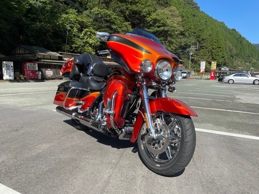 ハーレーカラーのCVOウルトラ