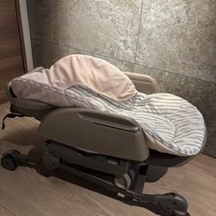 Combi キャスター付きベビーベッドの画像