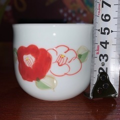 椿柄の可愛い♥️湯呑み　25個あります ¥100/個の画像