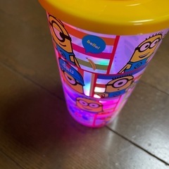 ミニオンズ　蓋付きストロー付き光るカップ　ドリンクカップの画像