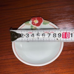 椿柄の可愛い♥️小皿　10個あります ¥100/個
の画像