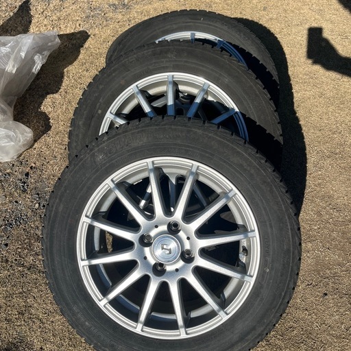 スタッドレスタイヤ　175/65R15アクアにつけてました。