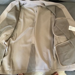 新品未使用　GU ベージュ カジュアルスーツ　セットアップ　サイズMの画像