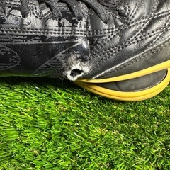サッカースパイクとフットサルシューズ27センチの画像