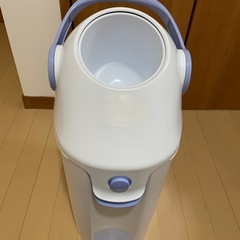 プーさん歩行器、オムツ用ゴミ箱の画像