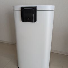 【お値下げ（3,000円→2,000円）】ニトリ　ペダルペール バゲット WH(30L)の画像