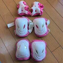 【お譲り先決定】キッズSサイズ ヘルメット＆肘膝あて&リカちゃん着せ替えの画像