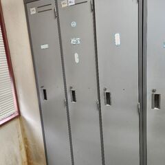 3人用ロッカーあげます。　向かって右の戸は完全には閉まりませんが...
