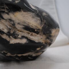 [1049]天然石　原石　置物　黒と白　鉱石　ひび割れあり　コレクションの画像