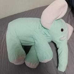 大きなぬいぐるみ、ゾウさんの画像