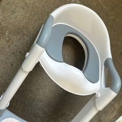 トイトレ　補助便座 ステップ付き ホワイト グレー　の画像