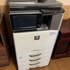 コピー機　　冷蔵庫　食器棚