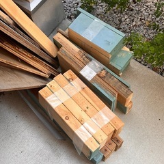 廃木材(塗装済み・薪木などに)サイズバラバラの画像