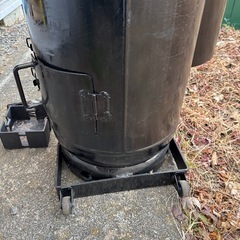 ガスボンベのスモーカー、BBQグリルの画像