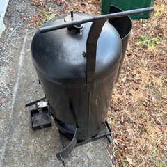 ガスボンベのスモーカー、BBQグリルの画像