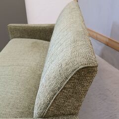 unico(ウニコ)がkarimoku(カリモク家具)とコラボしたヴィンテージテイストのラブソファです。コンパクトな2シーターソファは2人暮らしにもおススメ。北欧スタイルのレトロなデザイン♪の画像