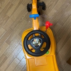 屋内ブルドーザーに乗る