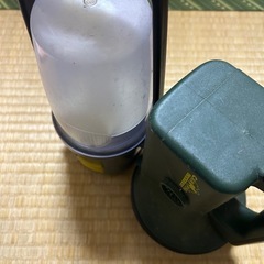 懐中電灯2つとランタンとラジオ