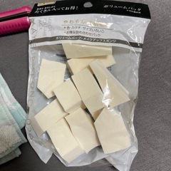 3点まとめて　ハンカチ、メイクアップスポンジ、前髪コテの画像
