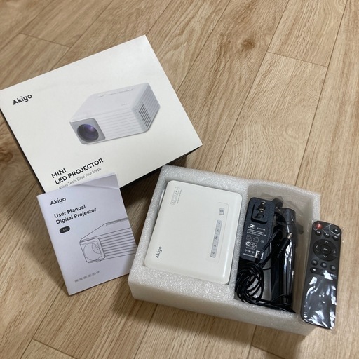 【引取先決定】MINI LED プロジェクター コンパクト 高画質 リモコン・三脚・取扱説明書付き