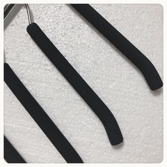 ꒰未使用꒱滑り止め加工 スチール ハンガー 4本セットの画像