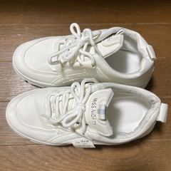 厚底ダットスニーカーの画像