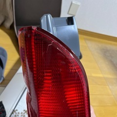 トヨタのハイエースの左の画像