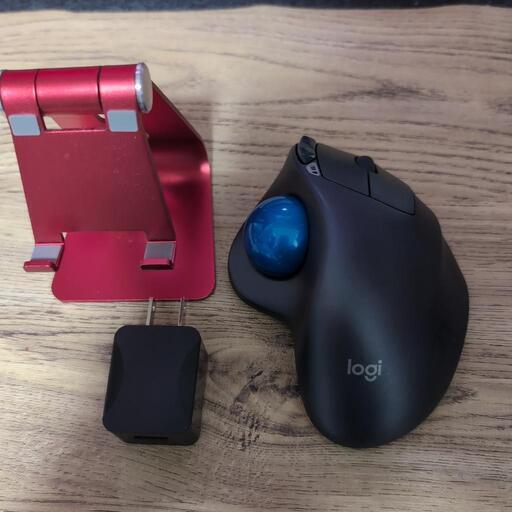 スマホスタンド　充電アダプタ　ロジクールトラックボールマウス