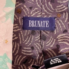 ③BRUNATE (イタリア製織)紫色とベージュの葉模様 ネクタイの画像
