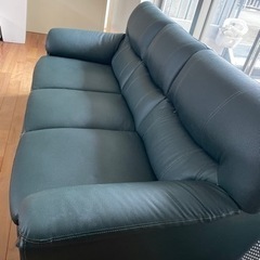 お手入れ簡単な合皮ソファーです！の画像