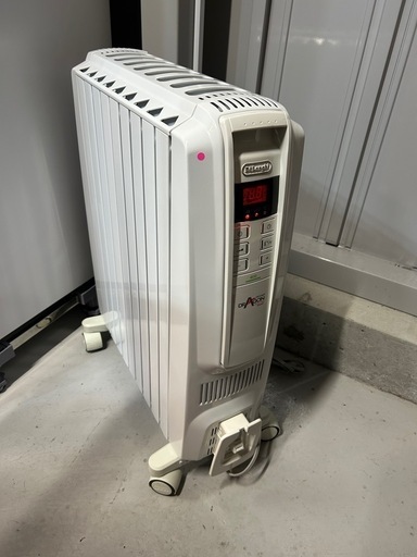 ご成約【新着】デロンギ オイルヒーター綺麗QSD0915-WH＊西小倉駅から車で５分＊【早い方最優先☆*:.｡. 】