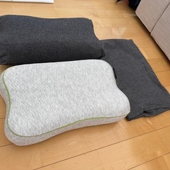 ドイツ製ブラックロール首サポート枕2点（カバー付き）の画像