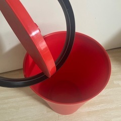 赤いゴミ箱
の画像