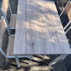 木目調ダイニングテーブルの画像