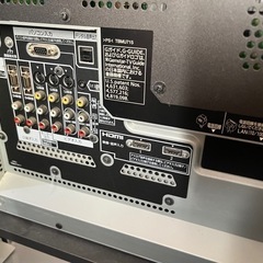テレビ台付きの大型テレビの画像