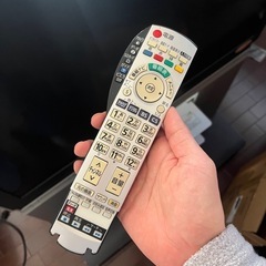 テレビ台付きの大型テレビの画像