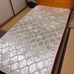 シングルベッド、マットレス付き🛏️